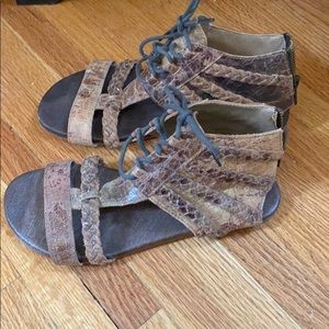 Roan by Bed|Stu sandals